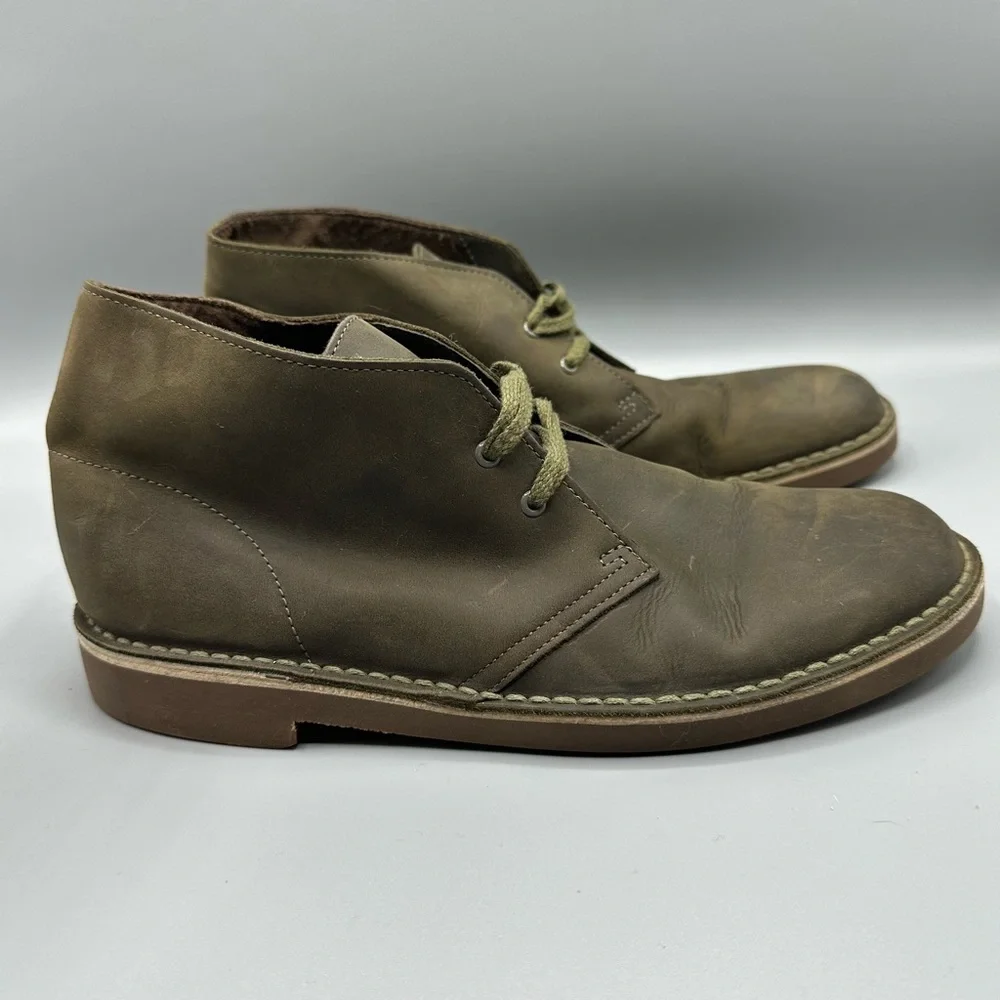 Clarks 15522 Greenish Gray Distressed Leather Chukka Boots Men's Size 8.5